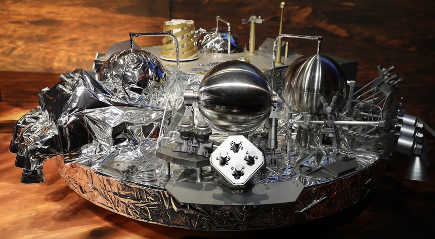 Um modelo do módulo da ExoMars, Schiaparelli, que desceu quarta-feira sobre Marte
