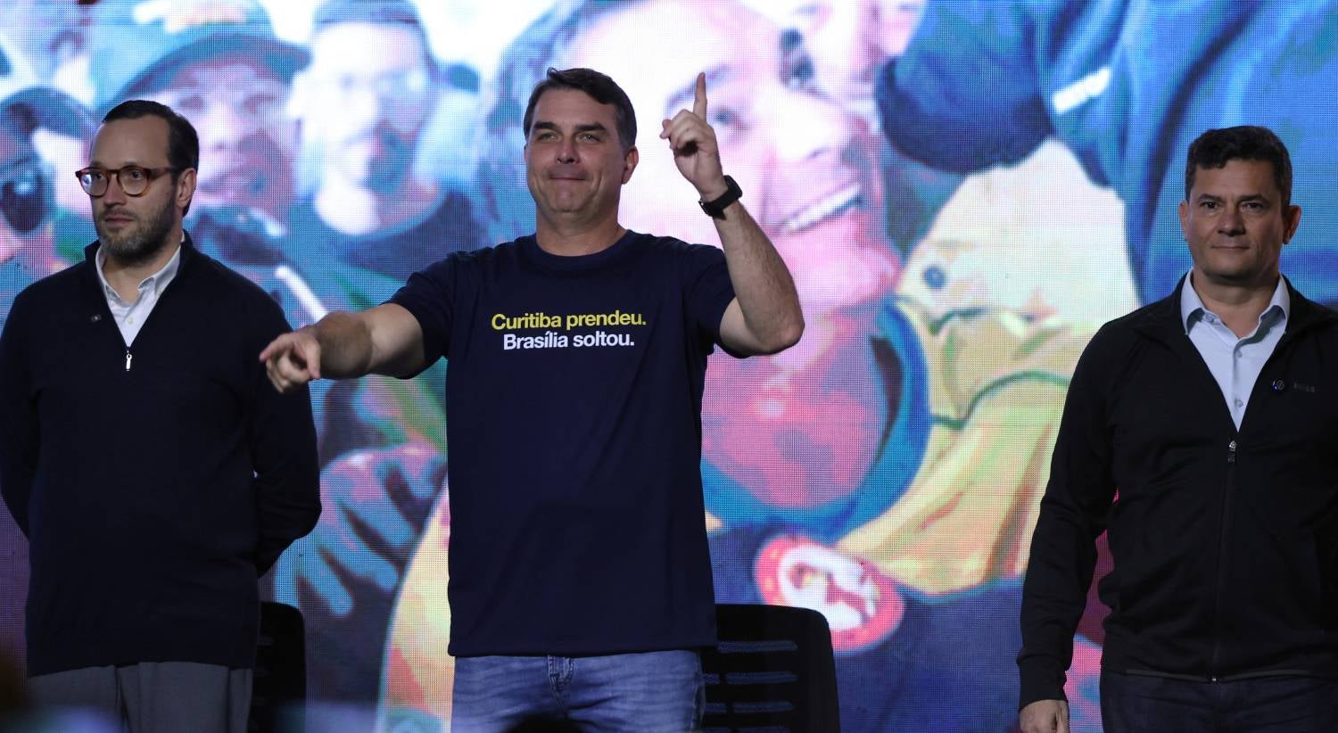 Flávio Bolsonaro recupera filiação partidária após fraude e pode registar candidatura