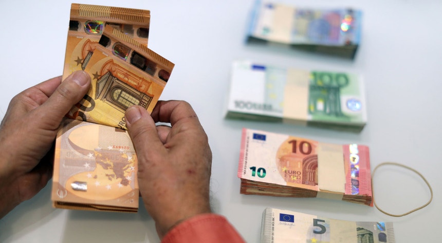 Este tipo de crédito pode acabar com a pessoa a perder "bens móveis e imóveis", alerta o Banco de Portugal
