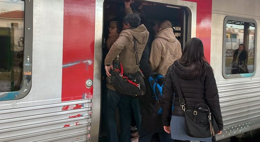 Linha de Sintra. Comboio sobrelotado esteve parado mais de uma hora em