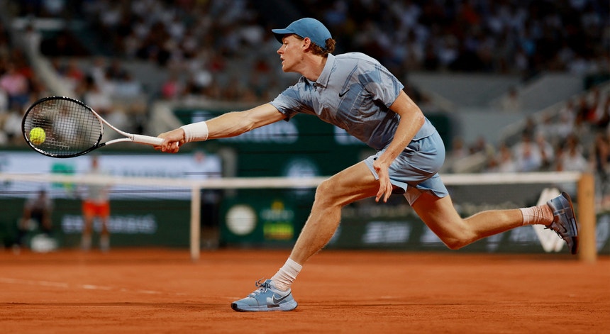 Sinner `acelera` em Roland Garros, Bublik e Medvedev `despistam-se`