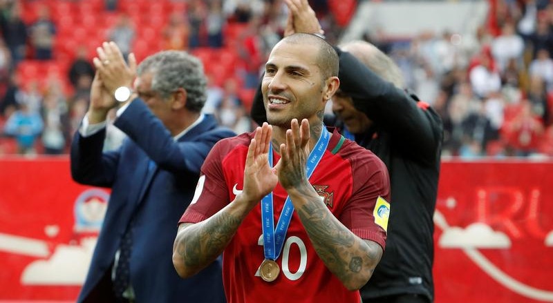 "Sérgio, esta medalha é dedicada a ti e aos teus, e a todas as famílias que sofreram nesta tragédia", escreveu o futebolista.
