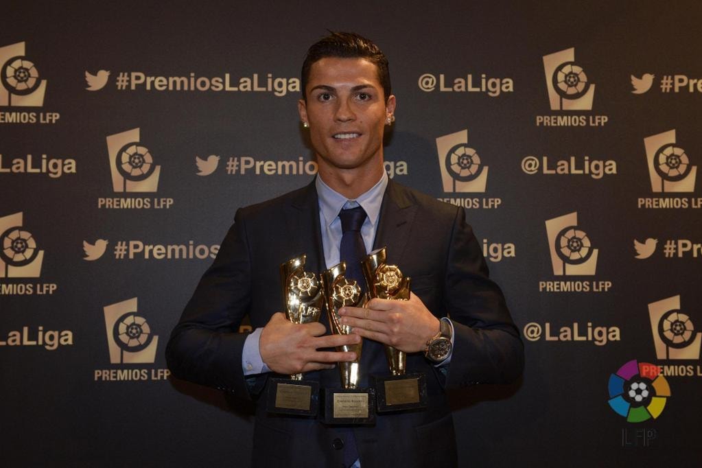  27 de outubro - Ronaldo vence tr&ecirc;s pr&eacute;mios atribu&iacute;dos pela Liga Espanhola (Melhor Jogador do Campeonato, Melhor Golo da &Eacute;poca e Melhor Avan&ccedil;ado) 