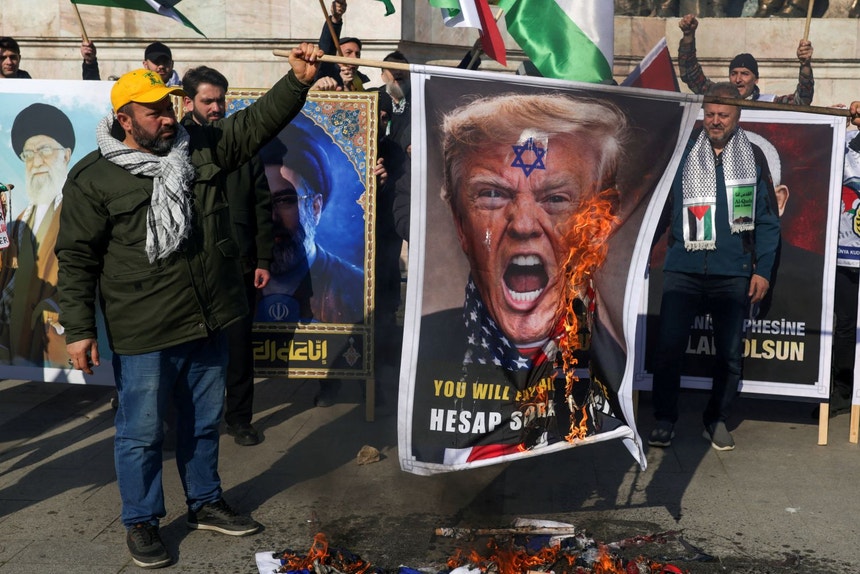 Imagem de Trump confiante em golpe de Estado no Irão. Israel não respondeu a oferta do Líbano para negociações diretas