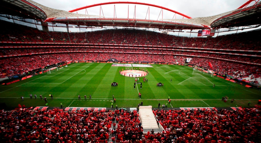 O estádio da Luz em dia de aniversário voltará a encher para apoiar a equipa de futebol do Benfica
