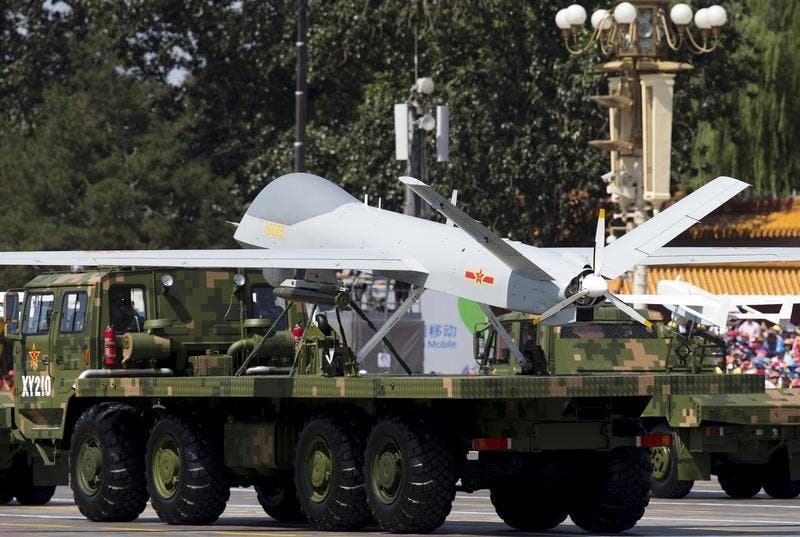 Um Wing Loong, avião não tripulado de fabrico chinês, durante a parada militar em Pequim dia 3 de setembro de 2015. A China vai reduzir em 300.000 os seus efetivos militares e apostar na modernização dos equipamentos e em tropas especializadas Foto: Reuters Um Wing Loong, avião não tripulado de fabrico chinês, durante a parada militar em Pequim dia 3 de setembro de 2015. A China vai reduzir em 300.000 os seus efetivos militares e apostar na modernização dos equipamentos e em tropas especializadas Foto: Reuters