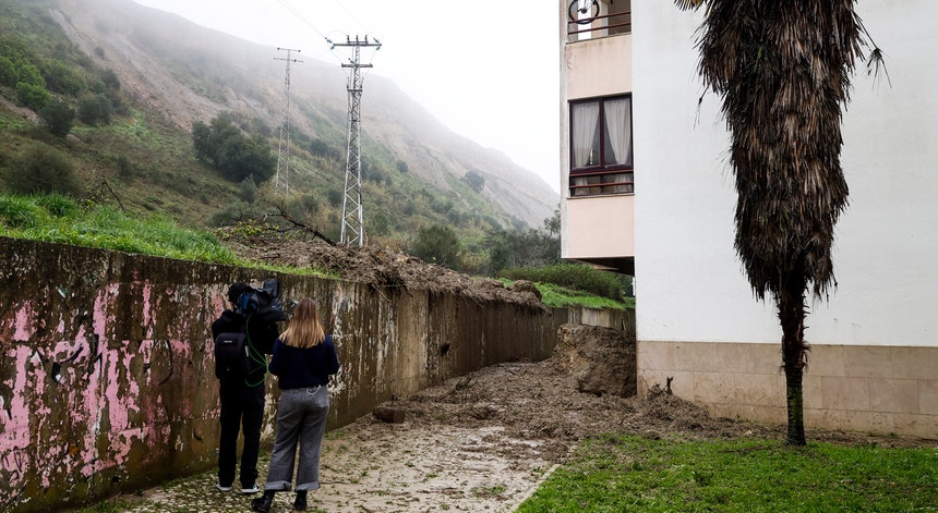 Risco de derrocadas em Porto Brandão e Costa de Caparica