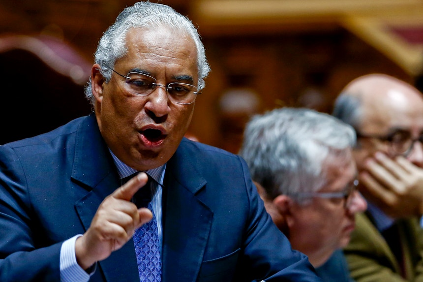 O primeiro-ministro António Costa chamou duas vezes 'senhor primeiro-ministro' a Pedro Passos Coelho durante o debate quinzenal 
