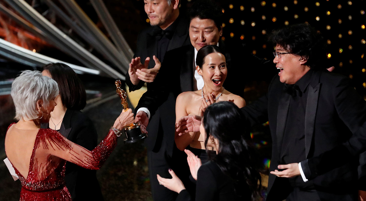  Kwak Sin Ae e Bong Joon Mario Anzuoni, receberam o &Oacute;scar de Melhor Filme - &quot;Parasite&quot; / Reuters 