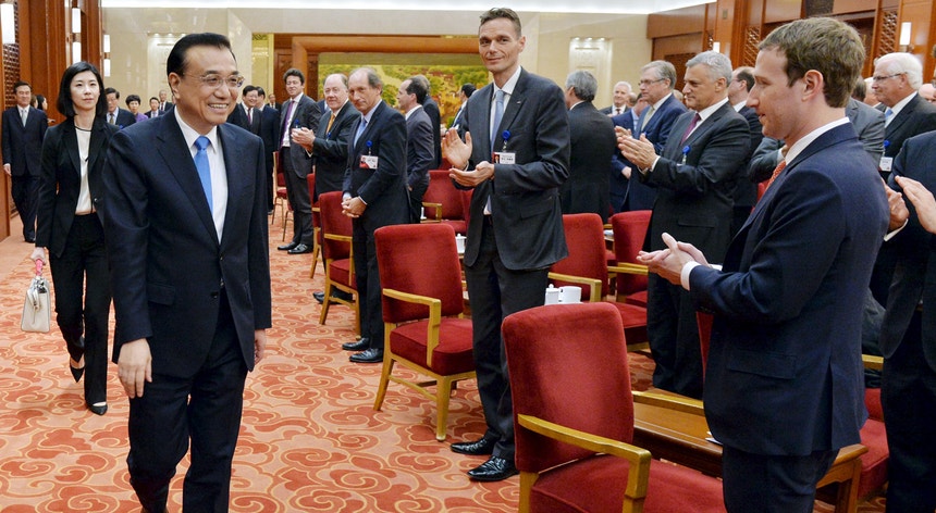 Mark Zuckerberg bate palmas à chagada do primeiro-ministro chinês Li Keqiang a uma reunião na Grande Assembleia do Povo, em Pequim
