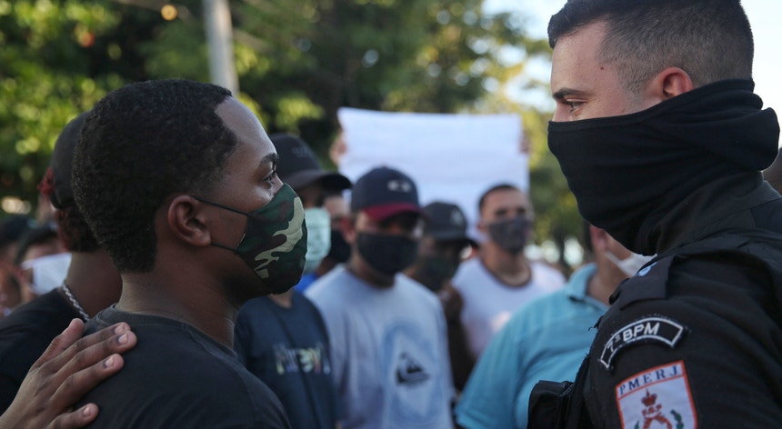 As autoridades brasileiras querem incrementar o uso de máscaras no país
