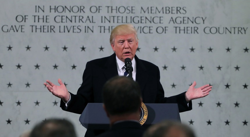 Presidente Donad Trump na sede da CIA em Langley, dia 23 de janeiro de 2017
