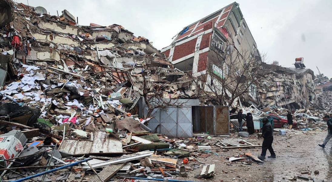 Sismo de magnitude 7.8 provoca mais de 2000 mortos na Turquia e na Síria