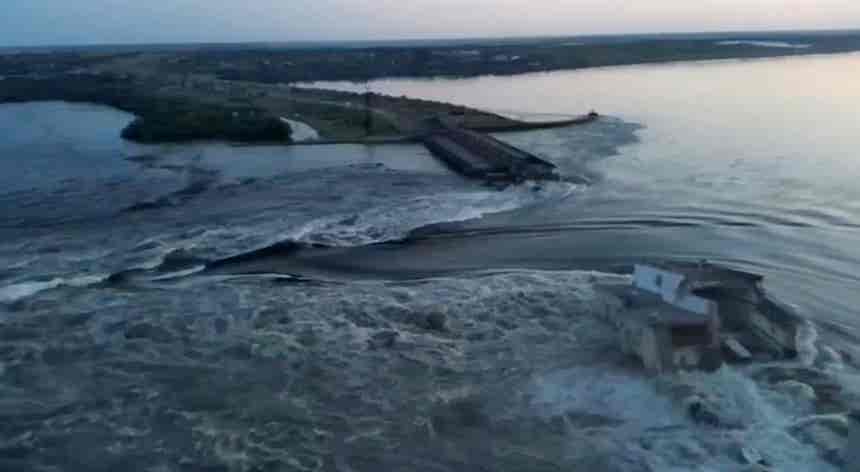 Barragem destruída na Ucrânia