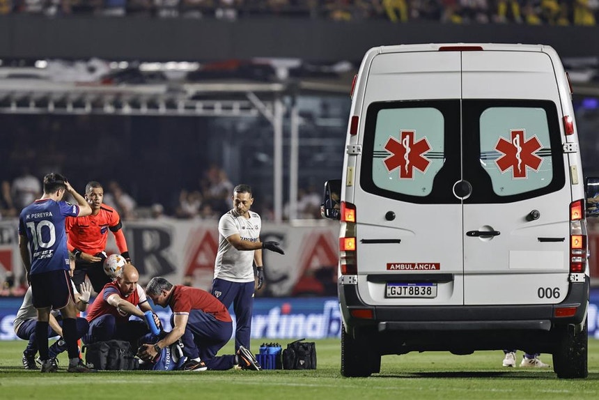 Izquierdo foi retirado do estádio de ambulância
