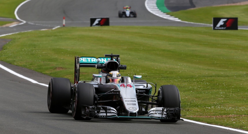 Hamilton bateu record de volta em Silverstone 
