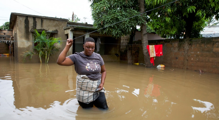 Imagem ilustrativa: Cheias em Moçambique. Força das águas dificulta operações de resgate