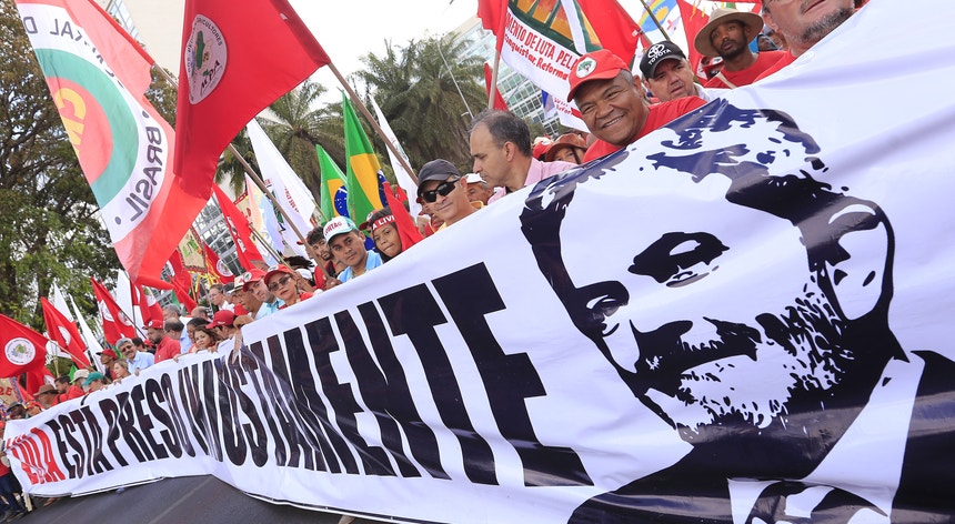 A justiça quer travar a campanha de Lula à presidência, o povo não
