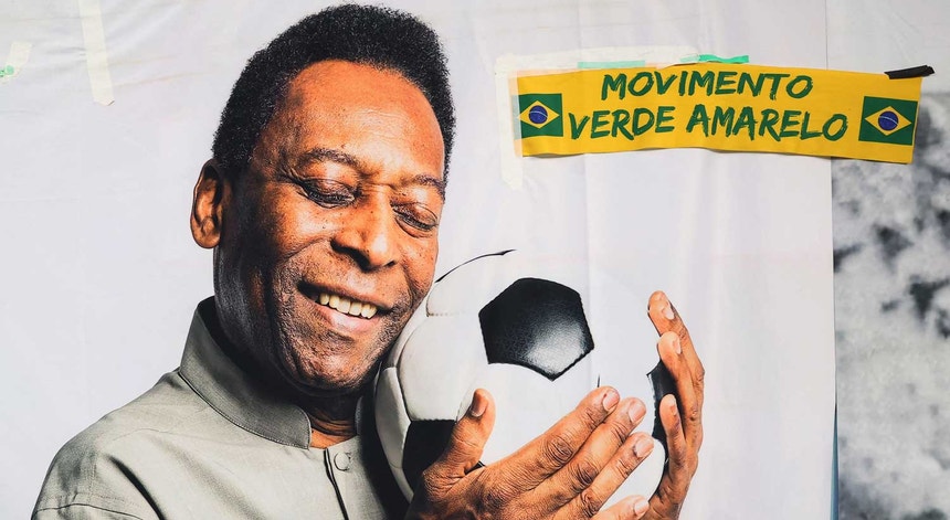 Fotografia de Pelé exibida pelos adeptos durante o jogo de segunda-feira entre Brasil e a Coreia do Sul, a contar para os oitavos de final do Mundial no Catar. 
