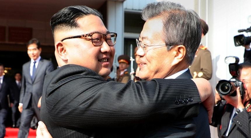 "Ambos os líderes trocaram opiniões para que a cimeira entre a Coreia do Norte e os Estados Unidos seja bem sucedida”, confirmaram este sábado as entidades sul-coreanas
