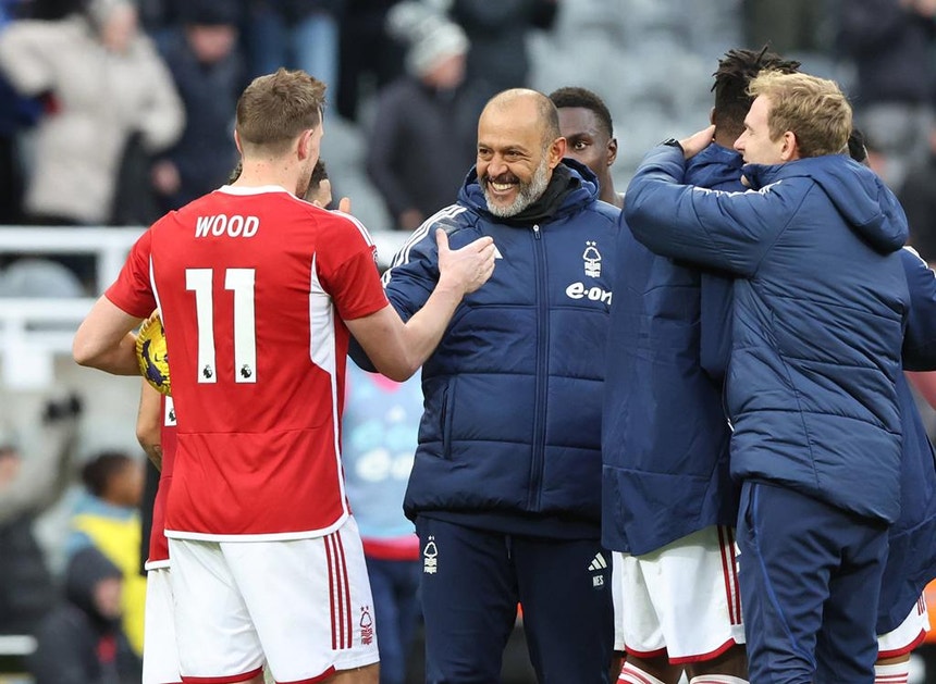 Nuno Espírito Santo cumprimenta o seu avançado Wood que fez os três golos na vitória do Nottingham
