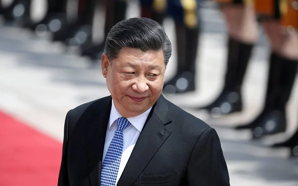 Xi fica alojado junto ao principal monumento polít
