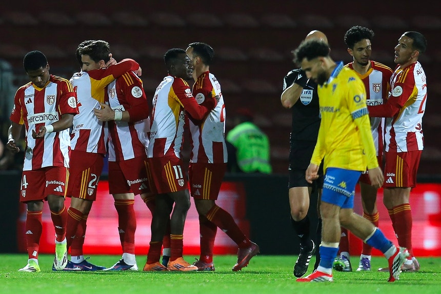 AVS bate Estoril e alcança primeiro triunfo no campeonato