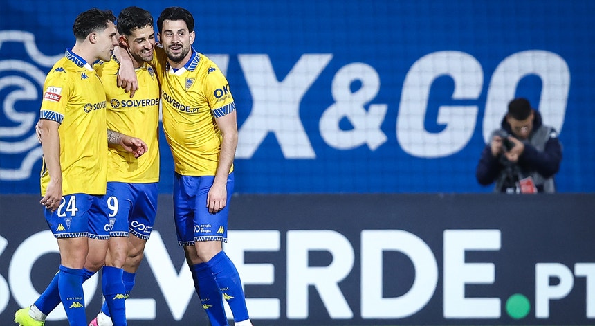 Estoril `a gasóleo` goleia V. Guimarães