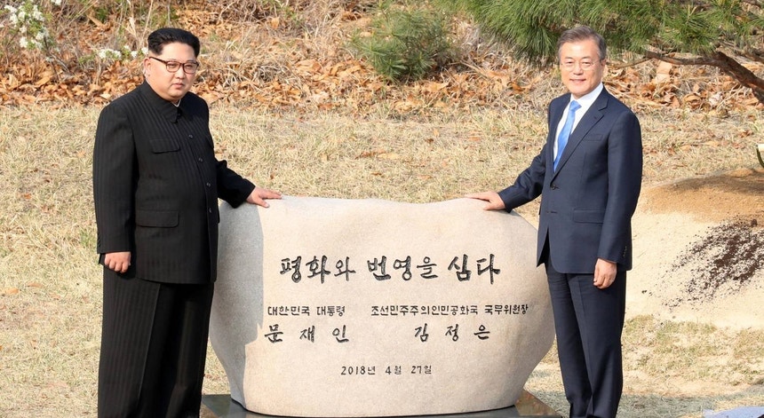 A imagem é de 2018 num encontro entre os líderes das duas Coreias
