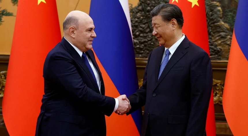 Fortes laços entre China e Rússia são "escolha estratégica", clama Xi Jinping