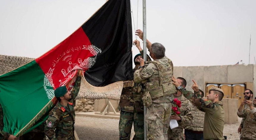 Transferência da base militar norte-americana Camp Anthonic para o Exército Afegão a 4 de maio de 2021
