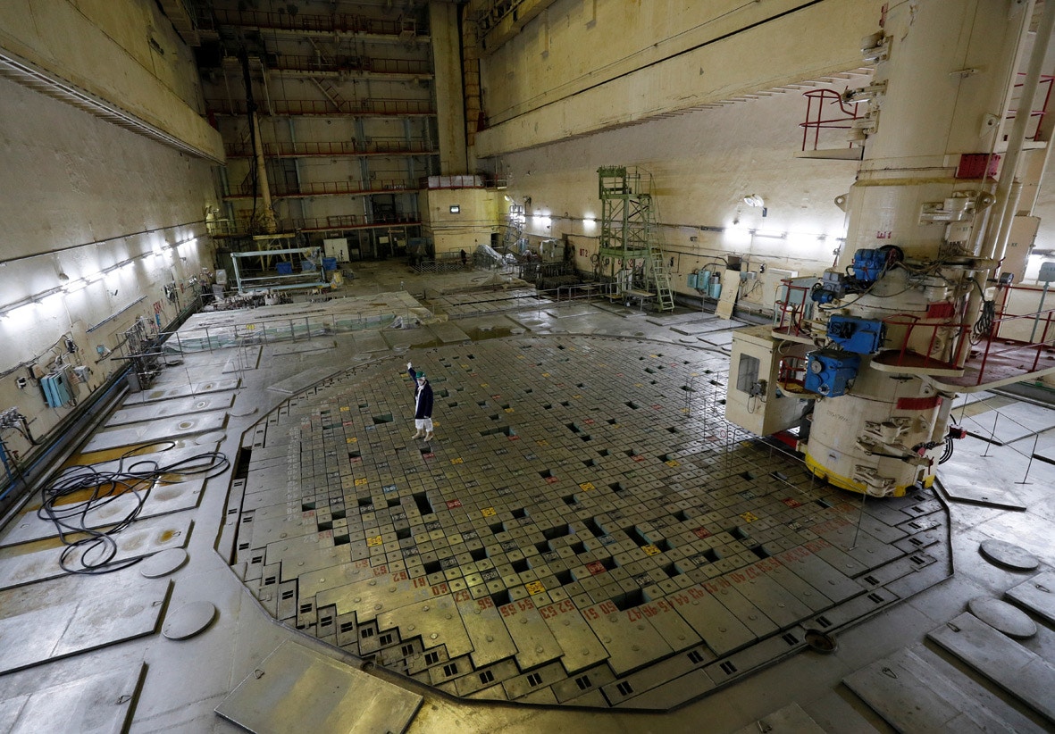  Funcion&aacute;rio circula na sala do reator do terceiro bloco |Gleb Garanich - Reuters  