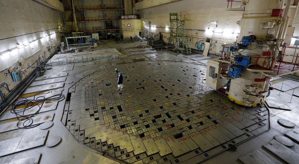  Funcion&aacute;rio circula na sala do reator do terceiro bloco |Gleb Garanich - Reuters  