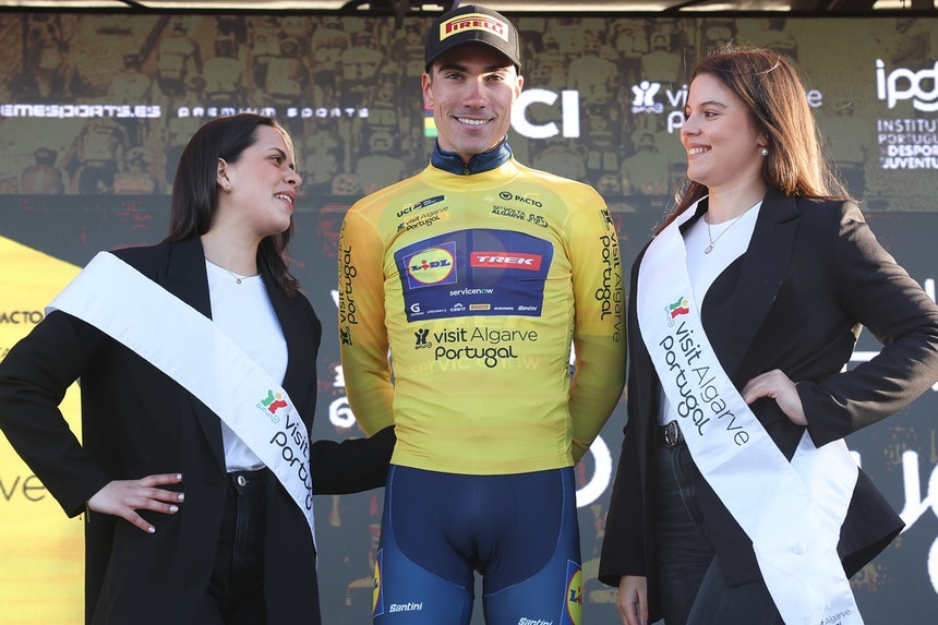 Imagem de Filippo Ganna vence contrarrelógico e Ayuso reforça liderança