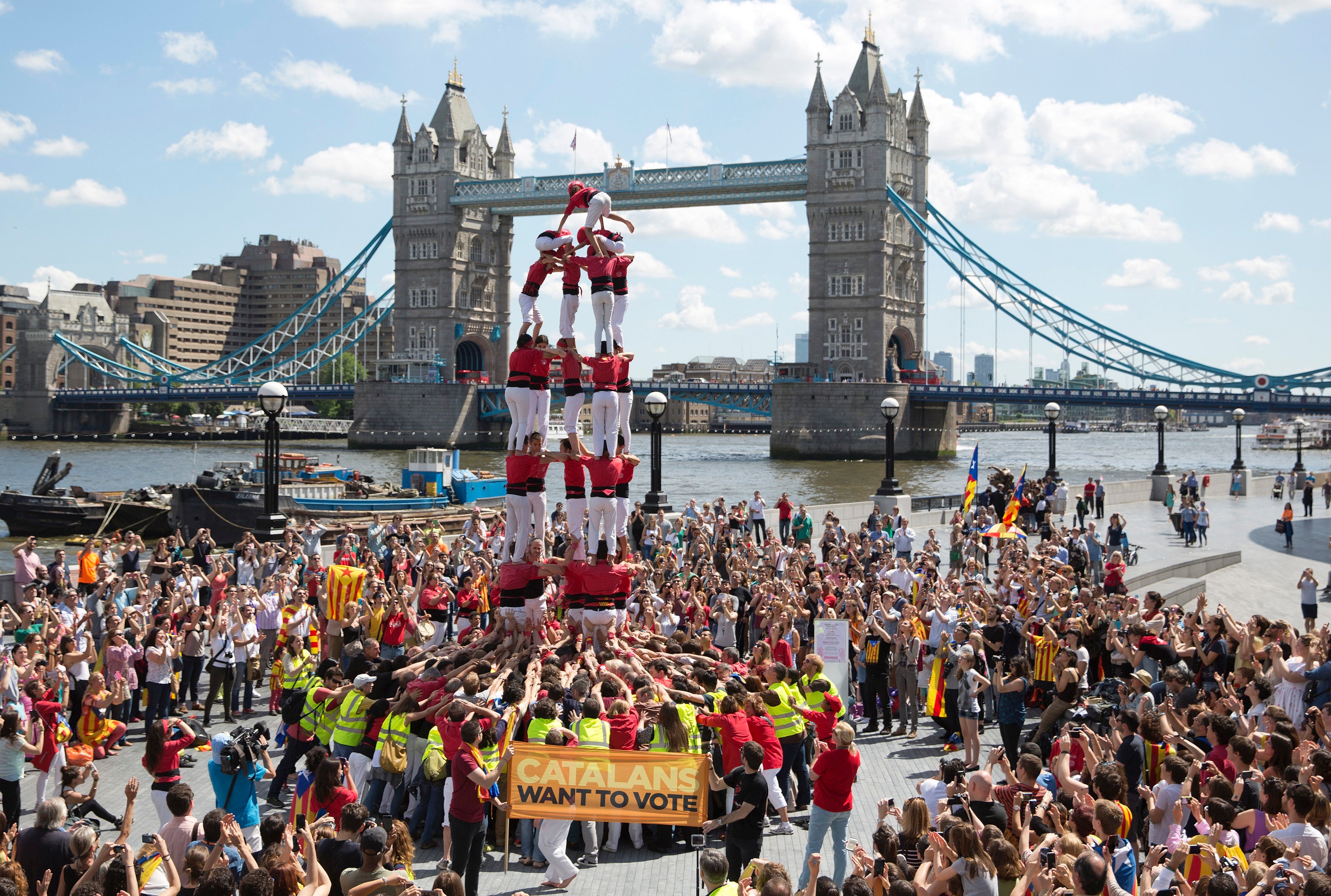 Grupo de &ldquo;castellers&rdquo; catal&atilde;es criam torre humana em Londres, junto &agrave; Tower Brigde. Reivindicam a realiza&ccedil;&atilde;o de um referendo &agrave; independ&ecirc;ncia catal&atilde; (Junho 2014) &ndash; Fotografia de Neil Hall, Reuters