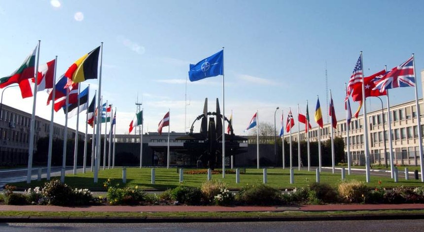 Os ministros dos Negócios Estrangeiros da NATO reúnem para avaliar novas formas de aumentar o apoio à Ucrânia
