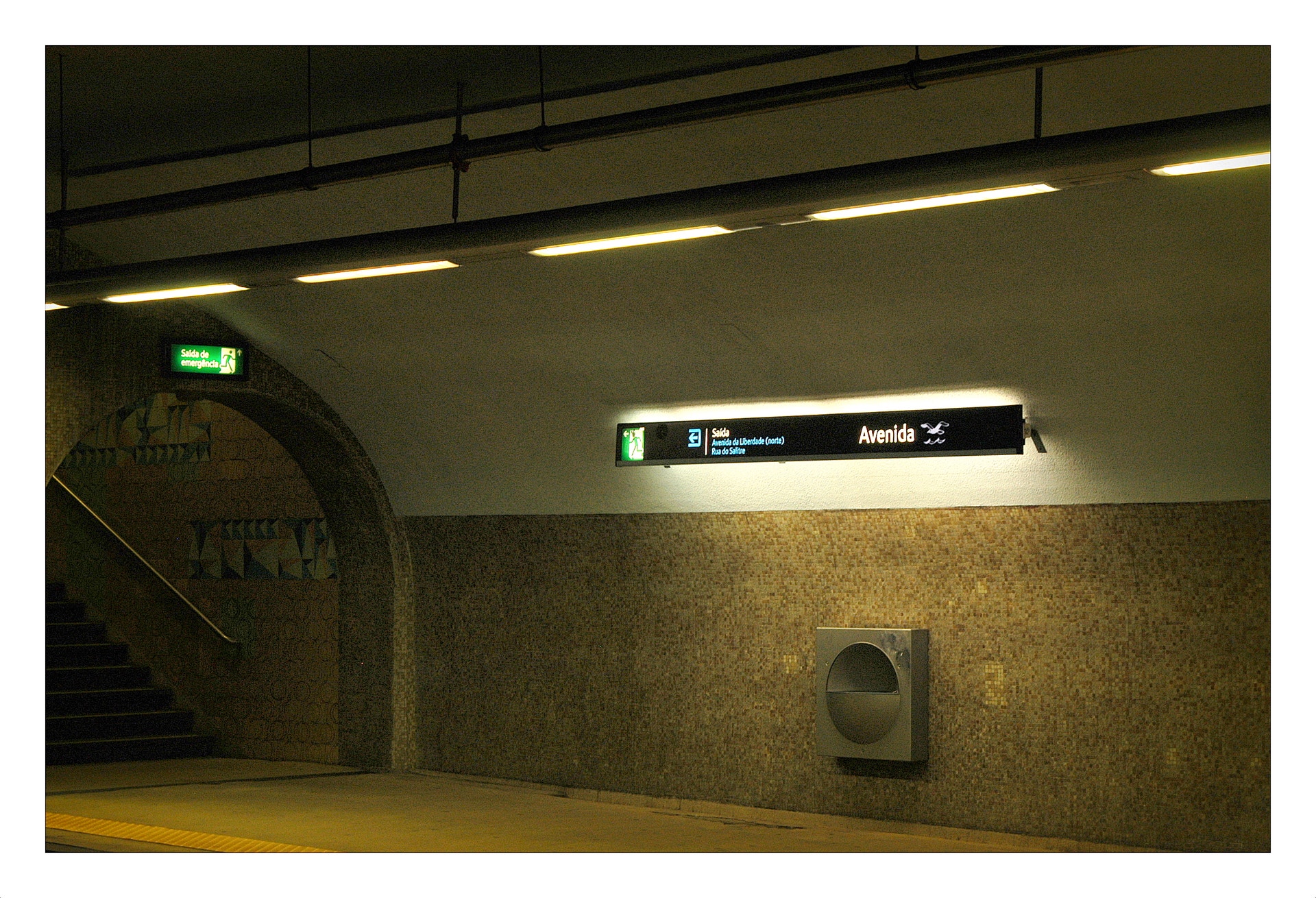  Avenida: Inaugurada a 29 de dezembro de 1959, &eacute; uma das onze esta&ccedil;&otilde;es pertencentes &agrave; rede original do Metropolitano de Lisboa. O projeto arquitet&oacute;nico inaugural foi de Falc&atilde;o e Cunha com interven&ccedil;&otilde;es pl&aacute;sticas do pintor Rog&eacute;rio Ribeiro. A 9 de novembro de 1982 foi conclu&iacute;da a amplia&ccedil;&atilde;o da esta&ccedil;&atilde;o, que implicou o prolongamento do cais de embarque e a constru&ccedil;&atilde;o de um novo cais, com base num projeto arquitet&oacute;nico de Sanchez Jorge e interven&ccedil;&otilde;es pl&aacute;sticas de Rog&eacute;rio Ribeiro. Em 2009 foi alvo de um refrescamento, com base num projeto da arquiteta Ana Nascimento.  