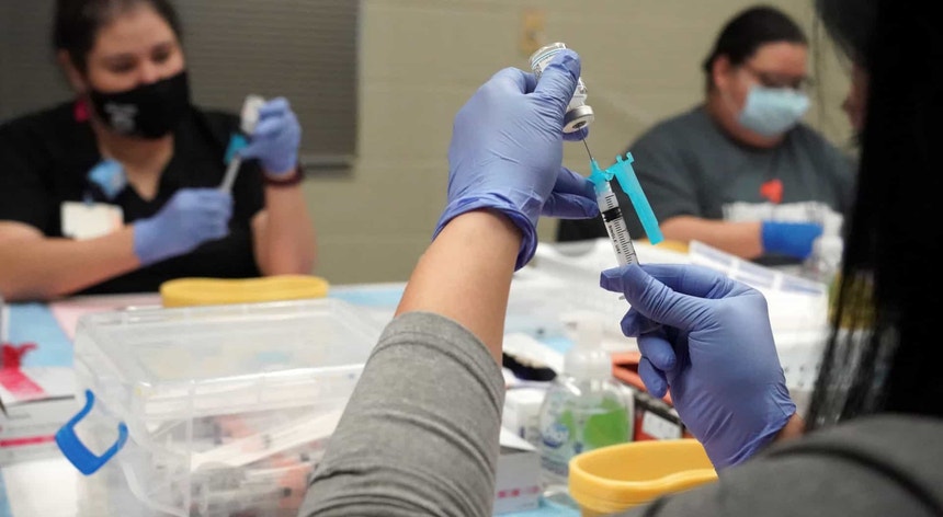 Os Estados Unidos acreditam que só vacinando podem ultrapassar a pandemia
