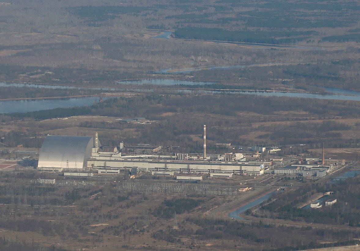  Vista a&eacute;rea da unidade de produ&ccedil;&atilde;o de energia nuclear desativada. Uma estrutura cobre o quarto reator danificado | Gleb Garanich - Reuters 