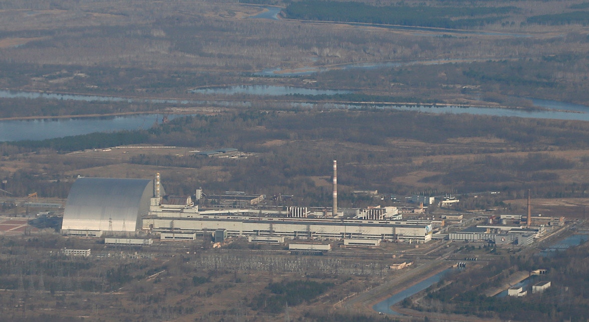  Vista a&eacute;rea da unidade de produ&ccedil;&atilde;o de energia nuclear desativada. Uma estrutura cobre o quarto reator danificado | Gleb Garanich - Reuters 