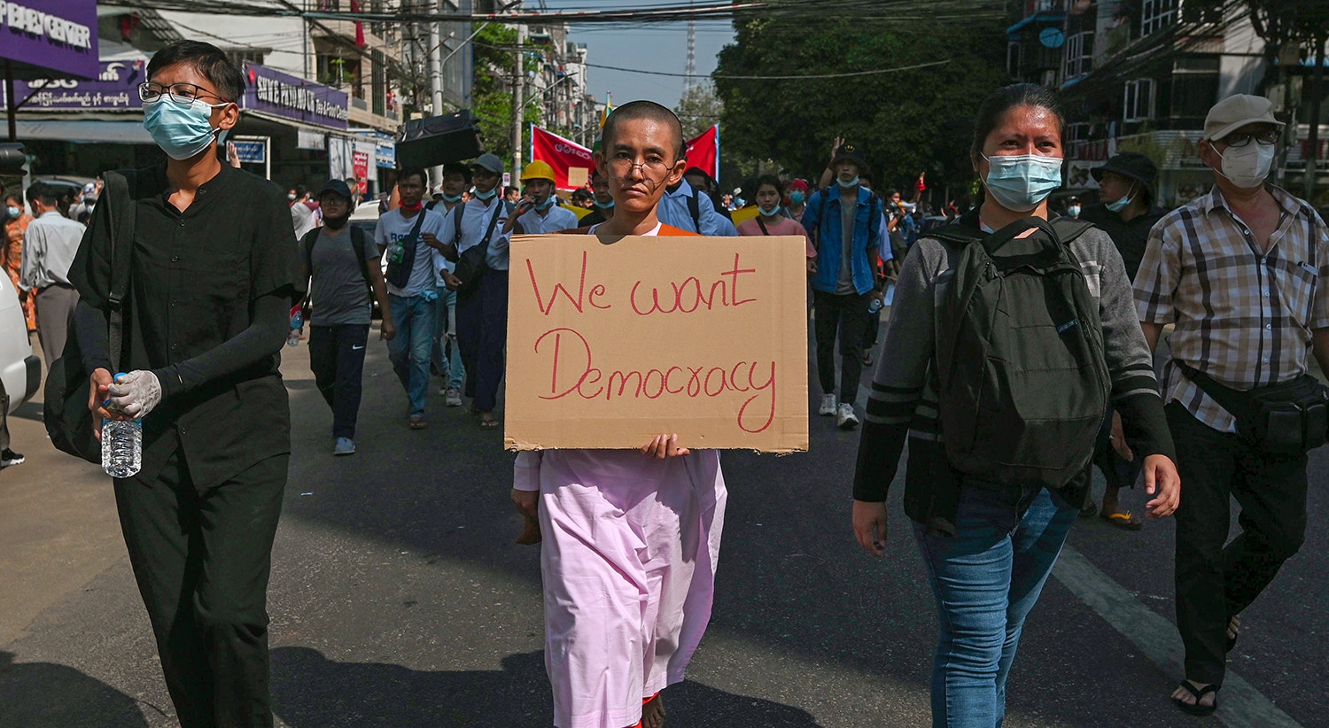 &quot;Queremos democracia&quot; &eacute; o que diz no cartaz transportado por uma monja | Foto: Reuters 