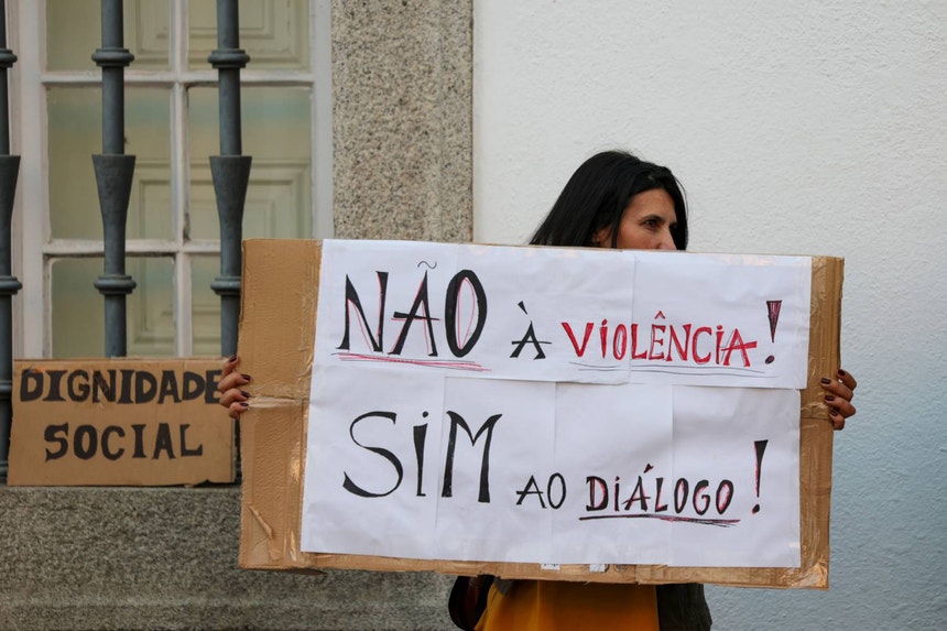Imagem de Manifestantes voltam a sair à rua