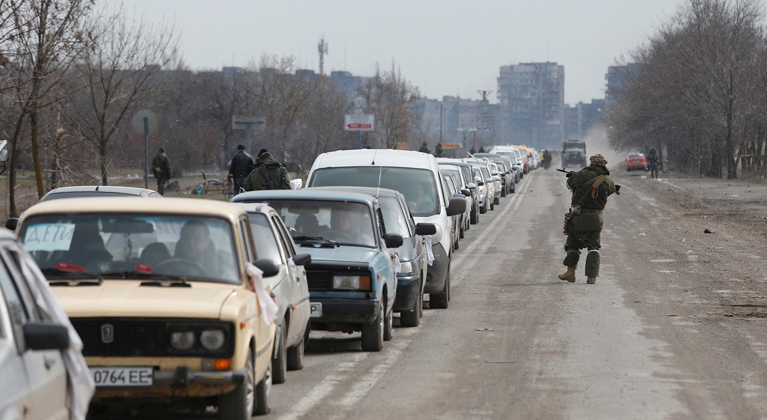  As mil&iacute;cias pr&oacute;-russas controlam os checkpoints enquanto os habitantes abandonam a cidade | Foto: Alexander Ermochenko - Reuters 