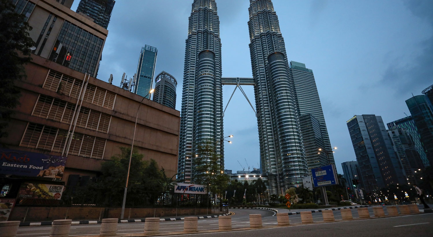  Rua vazia em frente ao Petronas Twin Towers em Kuala Lumpur, na Mal&aacute;sia / Lim Huey Teng - Reuters 