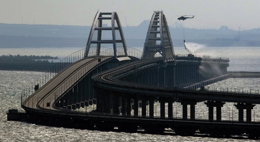 A ponte do Estreito de Kerch é uma infraestrutura-chave que a Rússia construiu depois de ter ocupado e anexado a Crimeia em 2014
