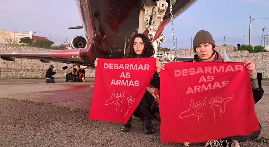 Os ativistas protestavam no aeródromo contra as emissões de gases poluentes produzidas pelo setor da aviação de luxo
