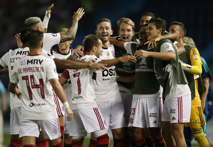 Os jogadores do Flamengo festejam a marcação de mais um golo frente ao Junior Barranquilla
