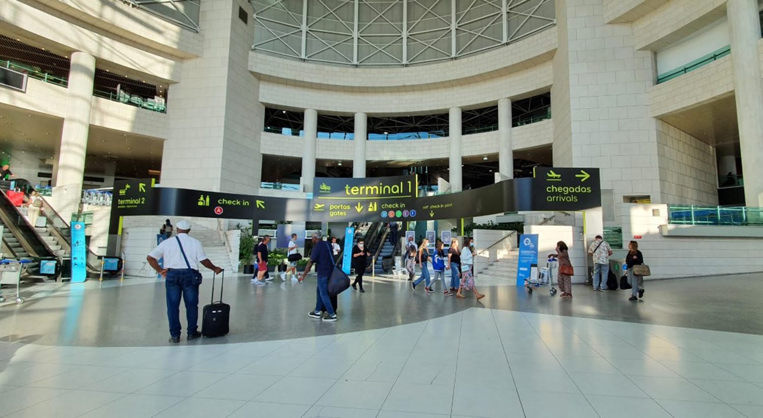 Espera no controlo de fronteira no aeroporto de Lisboa atingiu duas horas este domingo