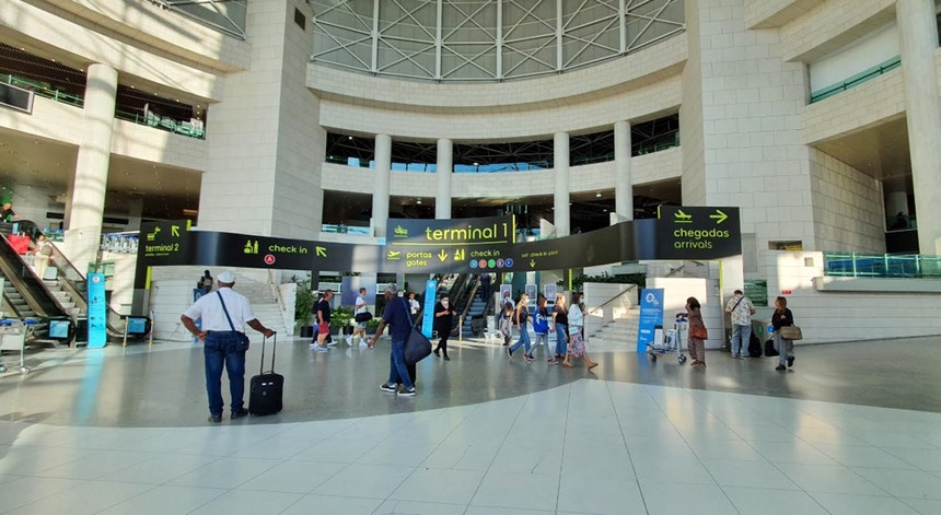 Imagem de Espera no controlo de fronteira no aeroporto de Lisboa atingiu duas horas este domingo