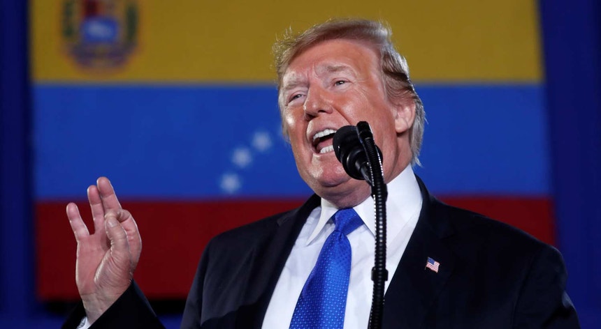 "Terminem este pesadelo de pobreza, fome e mortes", apelou Trump aos apoiantes de Maduro
